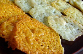 Biscoitos crocantes de queijo
