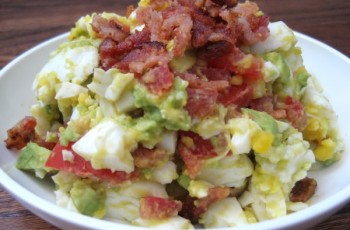 Salada de Ovos, Abacate e Bacon