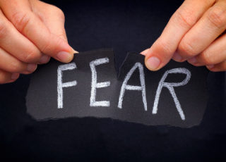 O Motivo de Possivelmente o Medo Estar Bloqueando Seu Caminho (e como superá-lo)