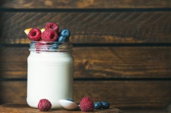 5 Benefícios do Iogurte Grego (e como ele se compara ao iogurte comum)