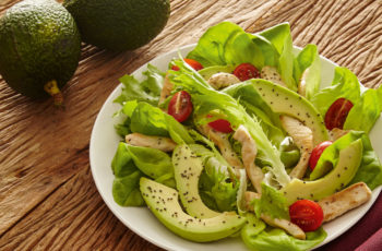 Salada de frango com abacate